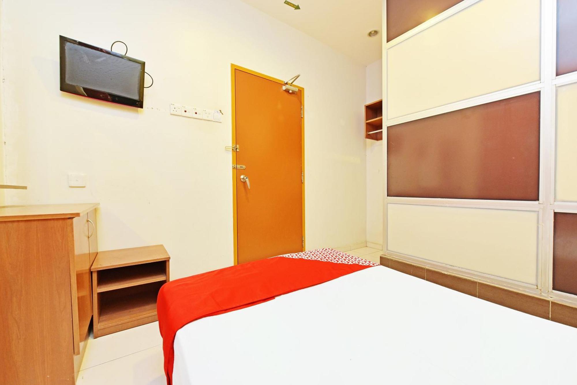 Oyo 582 Hotel Walk Inn Kampong Pasir Puteh  Экстерьер фото